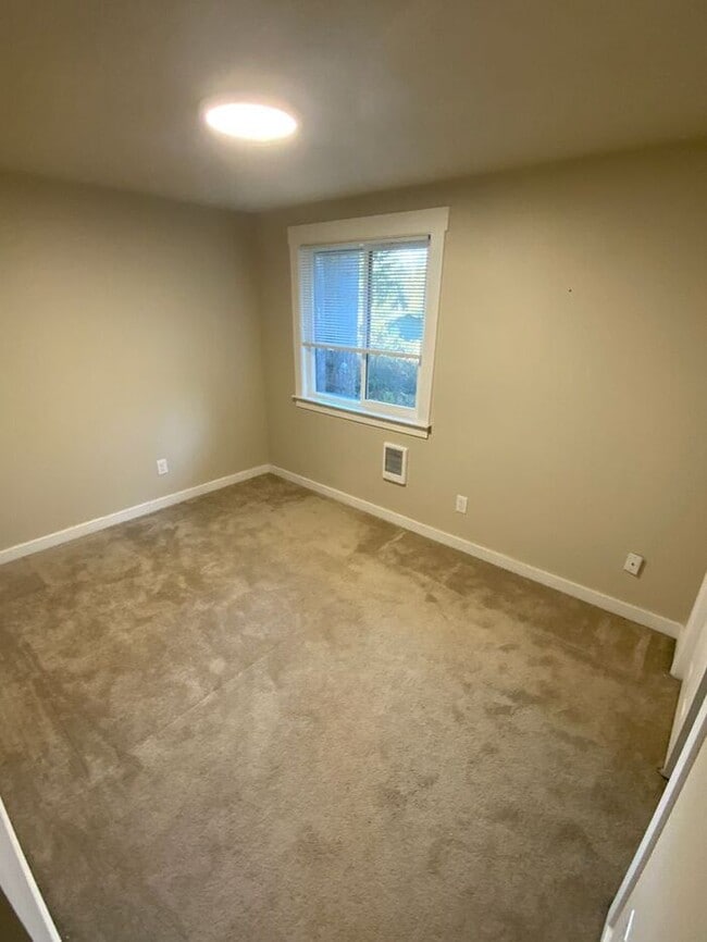 Building Photo - Olympia 3bdr 1.5 bath TOWNHOME 1 car garage 1 PET WELCOME