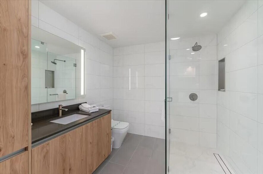 Building Photo - 460 NE 5th St