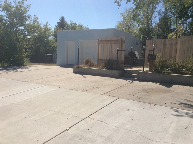 Building Photo - 4 BEDROOM 2 BATHROOM SINGLE FAMILY HOME