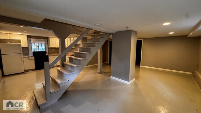 Building Photo - HUGE 9 bedroom house just a few blocks from campus! Text 727-459-4141 for more info.