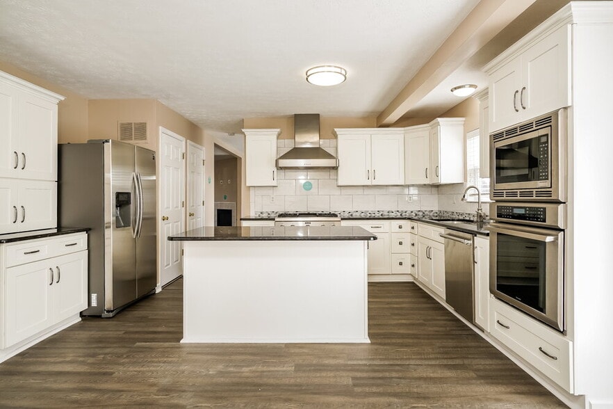 Building Photo - 748 Tulip Ln