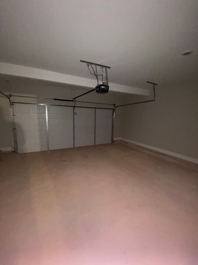 Building Photo - 5 Bed 3 Bath in Stone Mountain!
