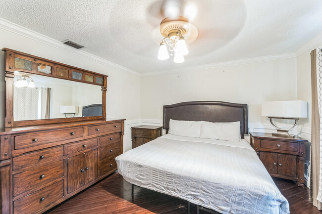 Building Photo - 2924 NW 69th Ct