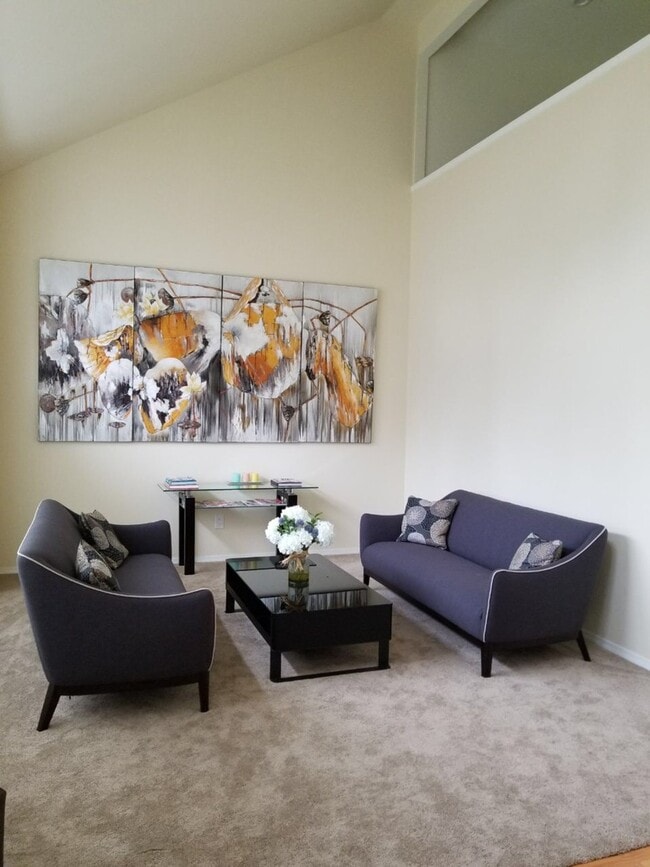 Building Photo - Beautiful 2 Story 4 Bed 2.5 Bath Home in N...