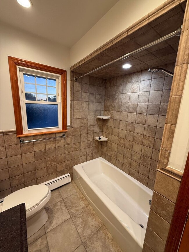 Building Photo - Charming 3BR apartment in East Meadow