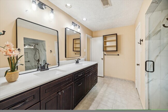 Building Photo - 21423 Park Valley Dr