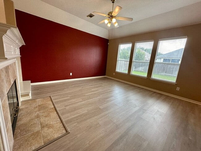 Building Photo - For Lease | 4 Bed, 2 Bath |2,280 Sq Ft | C...