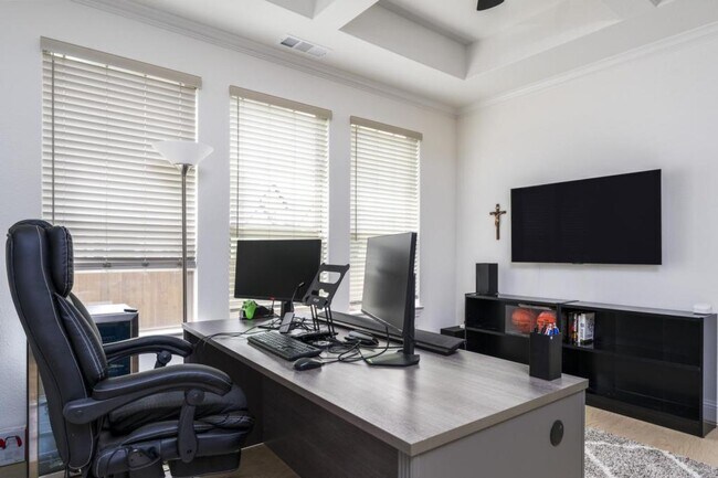 Building Photo - 2302 Royal Dove Ln