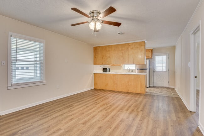 Building Photo - 103 Smallridge St