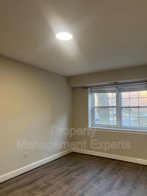 Building Photo - 1322 Fort Myer Dr