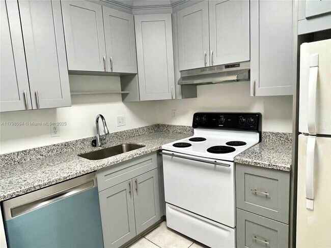 Building Photo - 10992 Royal Palm Blvd