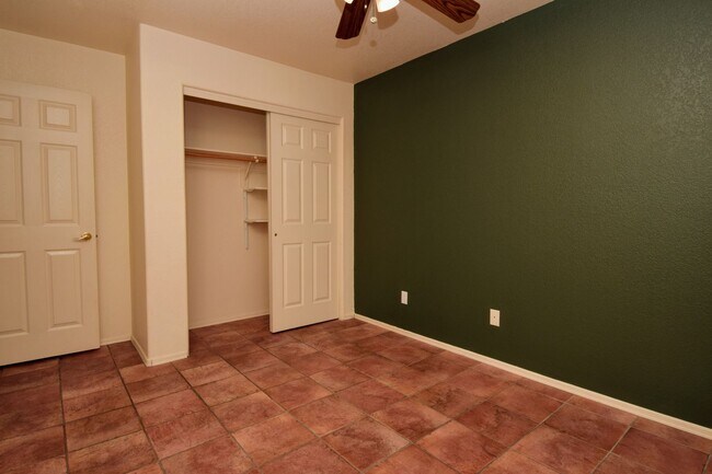 Building Photo - Bright & Open SE Tucson 3 Bed 2 Bath with ...