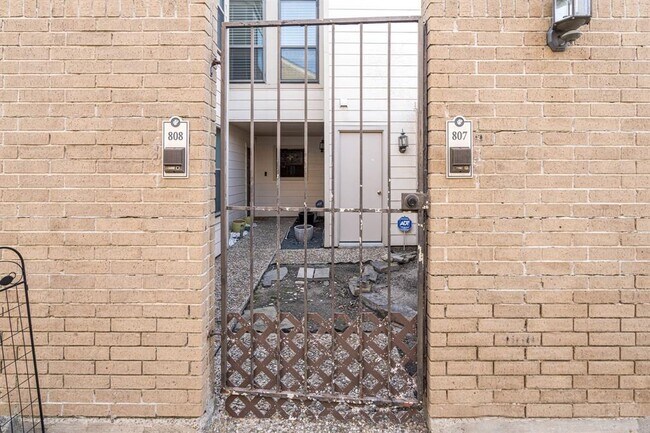 Building Photo - 2277 S Kirkwood Rd