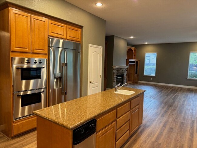 Building Photo - Gorgeous 5 bedroom + office, 4.5 bath Alam...