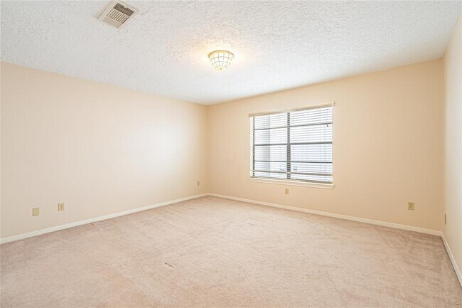 Building Photo - 2306 Potomac Dr