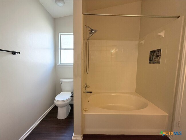 Building Photo - 1813 Cedar Ln