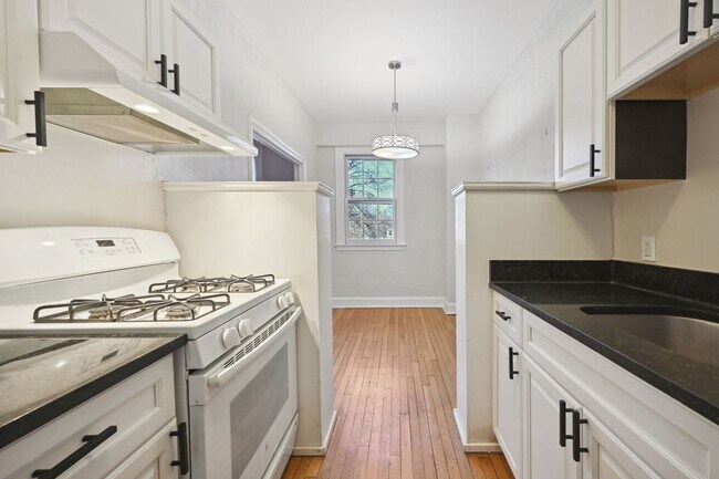 Building Photo - Beautiful, Lighted Filled Studio in Kalorama Heights!