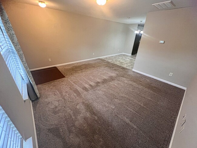 Building Photo - Lovely 2 bedroom 2 1/2 bathroom Townhome in Northeast Greensboro!