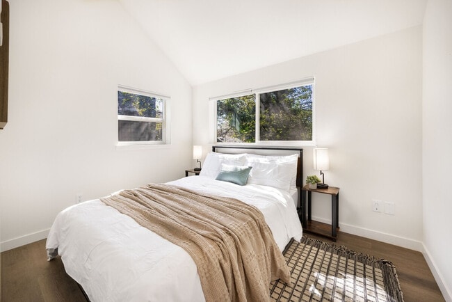 Building Photo - 11520 Roosevelt Way NE