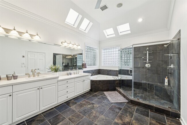 Building Photo - 5346 McCulloch Cir