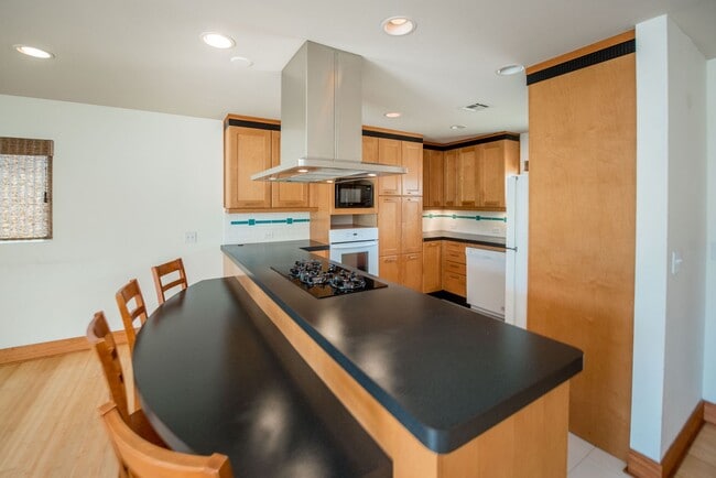 Building Photo - 3 Bedroom Single Family Home in the Brea-O...