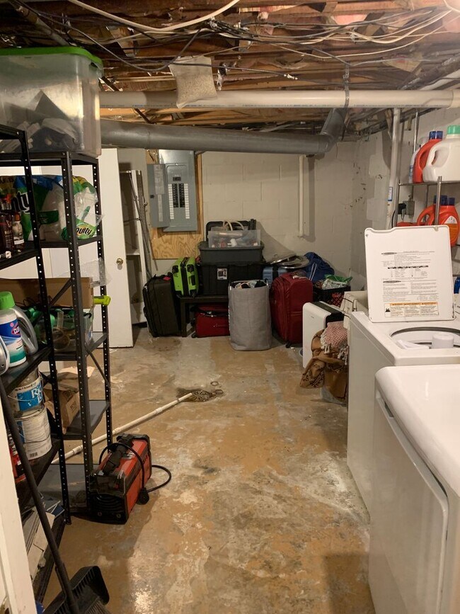 Building Photo - 3 bd/1.5 bath Charming Home just 4 blocks from IU Jacob's School of Music - Available August 2026!