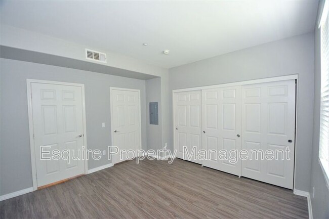 Building Photo - 290 Riverdale Ct