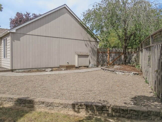 Building Photo - Charming 3 bedroom 2 bathroom home availab...