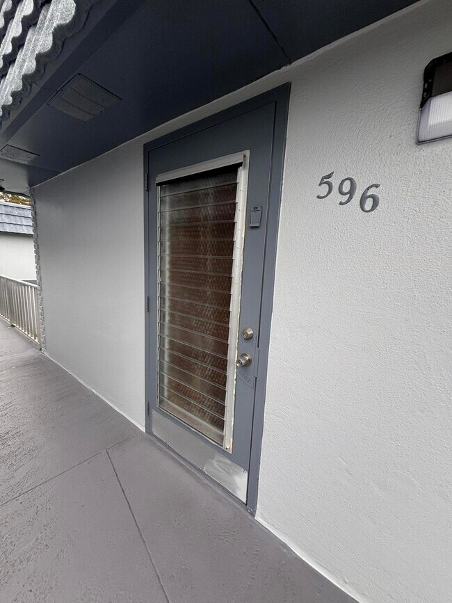 Building Photo - 596 Saxony M