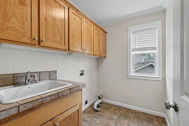 Building Photo - 1321 Chapman Hill Dr NW