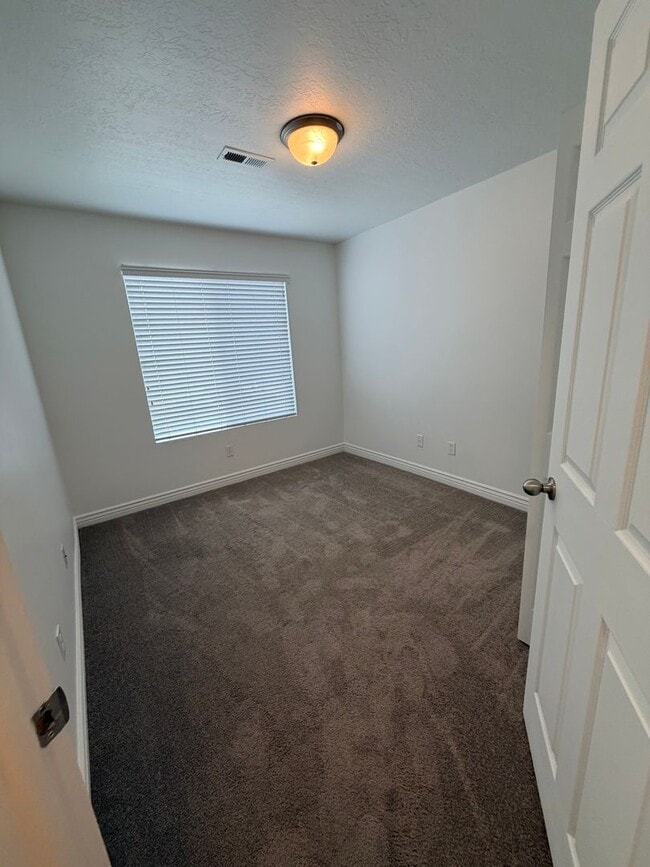 Building Photo - PAY NOTHING UNTIL AUGUST 1ST- 3 Bed, 2.5 Bath Townhome in Pleasant Grove