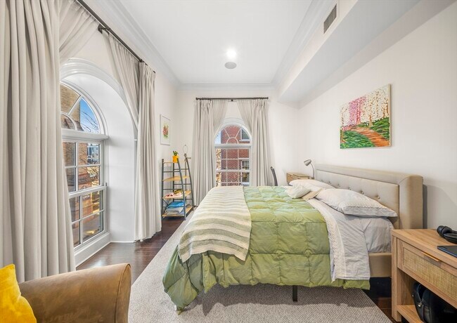 Building Photo - 616 E 4th St