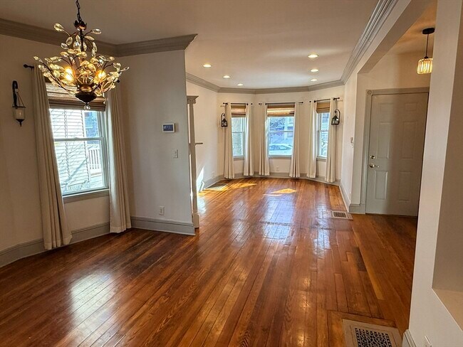 Building Photo - 96 King St