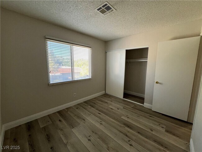 Building Photo - 1009 Willow Tree Dr