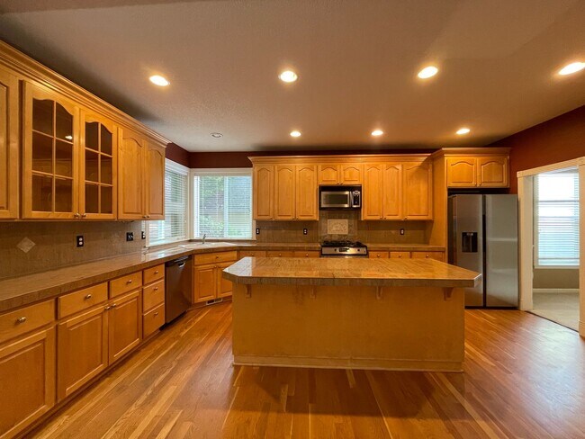 Building Photo - 5 Bed 2.5 Bath + a Den in Tigard/Bull Mountain - Solar Panels, Central A/C and More!