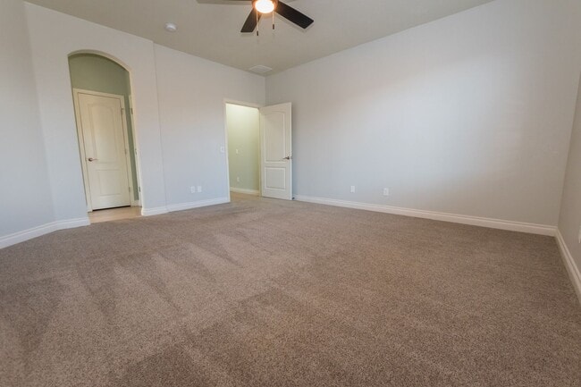 Building Photo - Gorgeous 4 Bedroom 2 Bathroom Home! Centra...