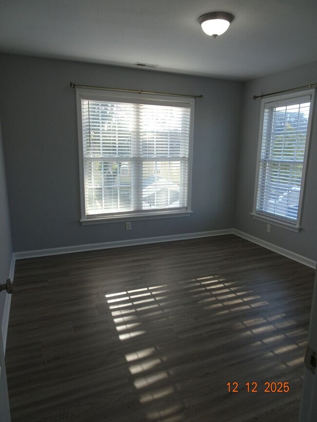 Building Photo - 3 Bedrooms, 2.5 Bathrooms Single Family Home