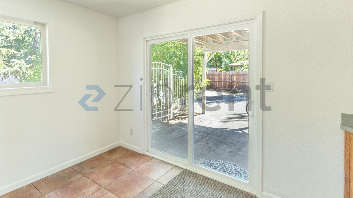 Building Photo - Unit B
