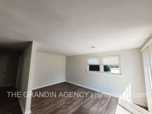 Building Photo - 916 Pyrtle Dr
