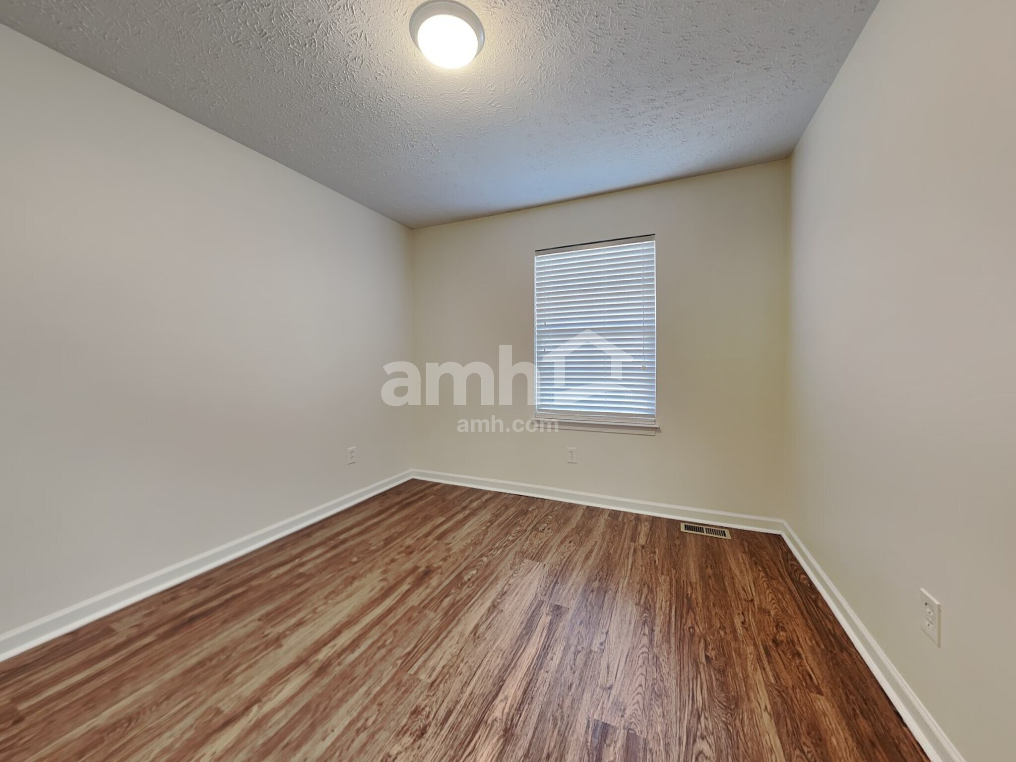 Building Photo - 922 Whispering Pine Way