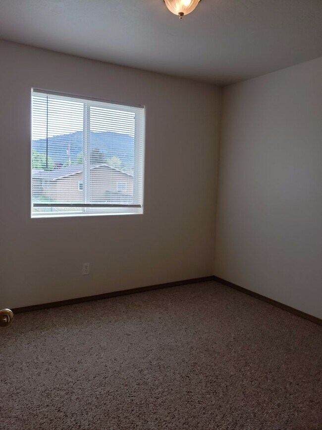 Building Photo - Wonderful Updated 3 bedroom 2 Bath 3 level Duplex in Post Falls.