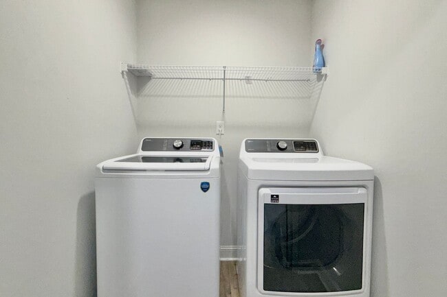 Building Photo - AVAILABLE NOW! (Pet Friendly)