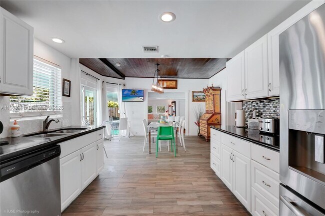 Building Photo - 212 SW 1st Ave