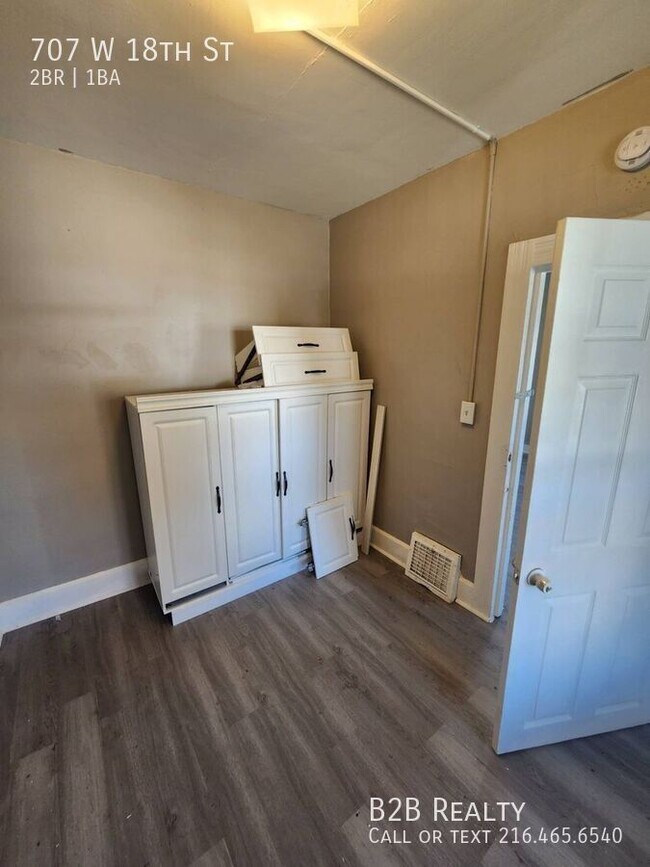 Building Photo - 707 W 18th St