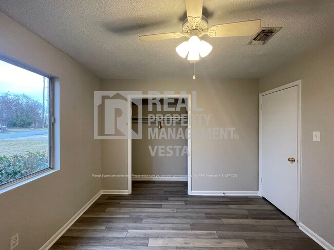 Building Photo - Spacious Three Bedroom Home in Warner Robi...