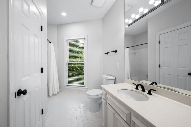 Building Photo - Charming 2BR/2BA condo in Green Hills!