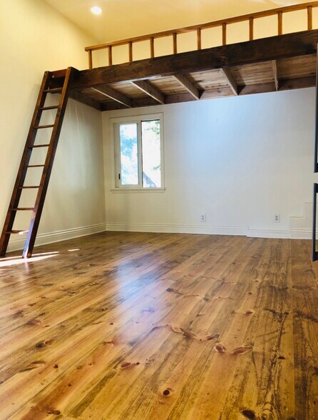 Building Photo - 754 Old Topanga Canyon Rd