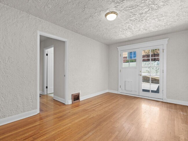 Building Photo - 2 bed, 1 bath with built in office near UNR