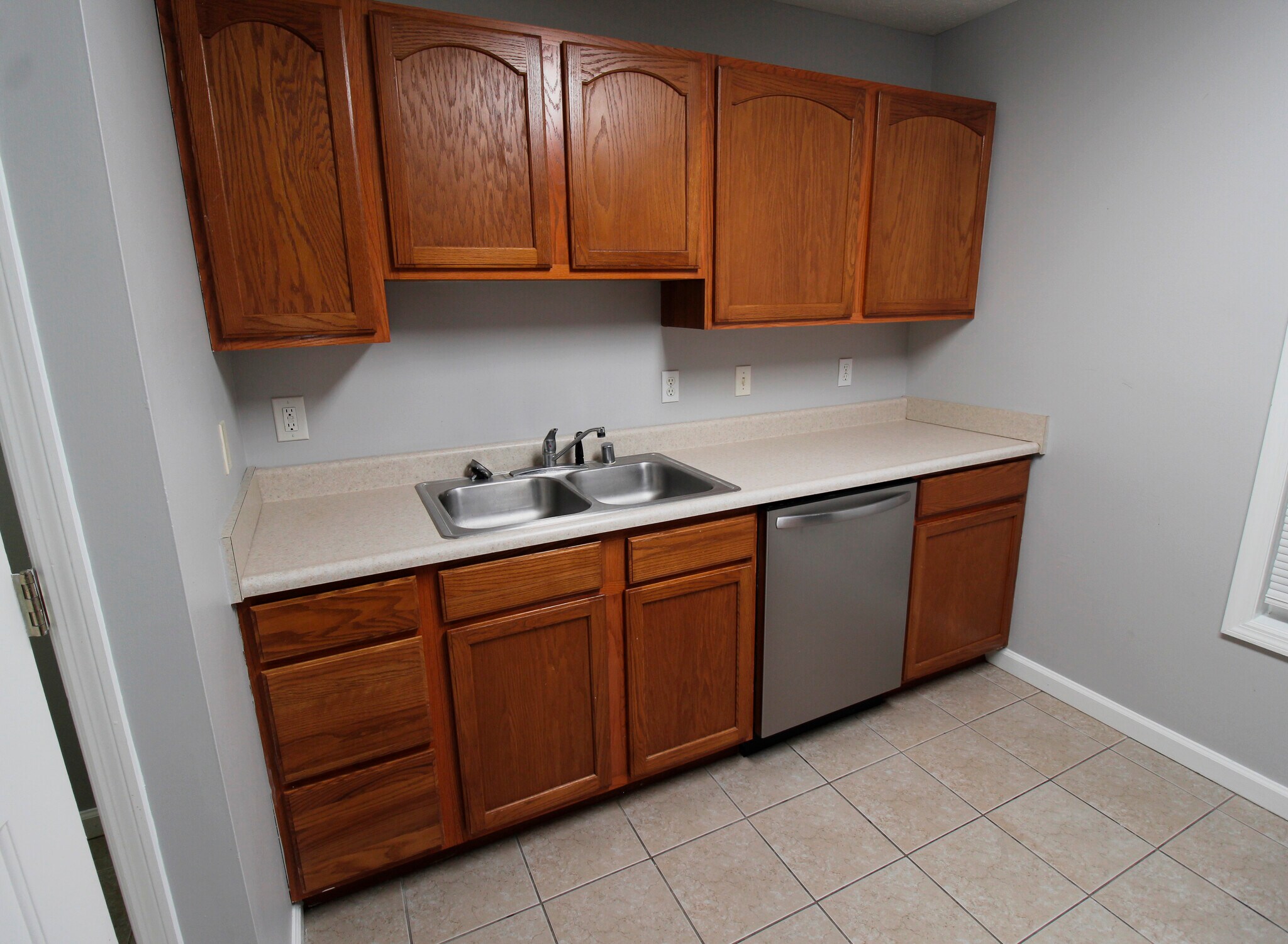Building Photo - 561 Hampton Way