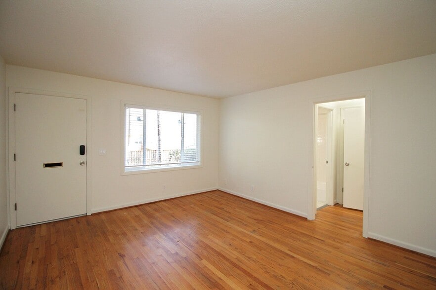 Building Photo - 3525 SW 10th Ave